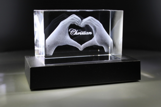 3D Glasquader I Herz aus zwei Händen mit Namen